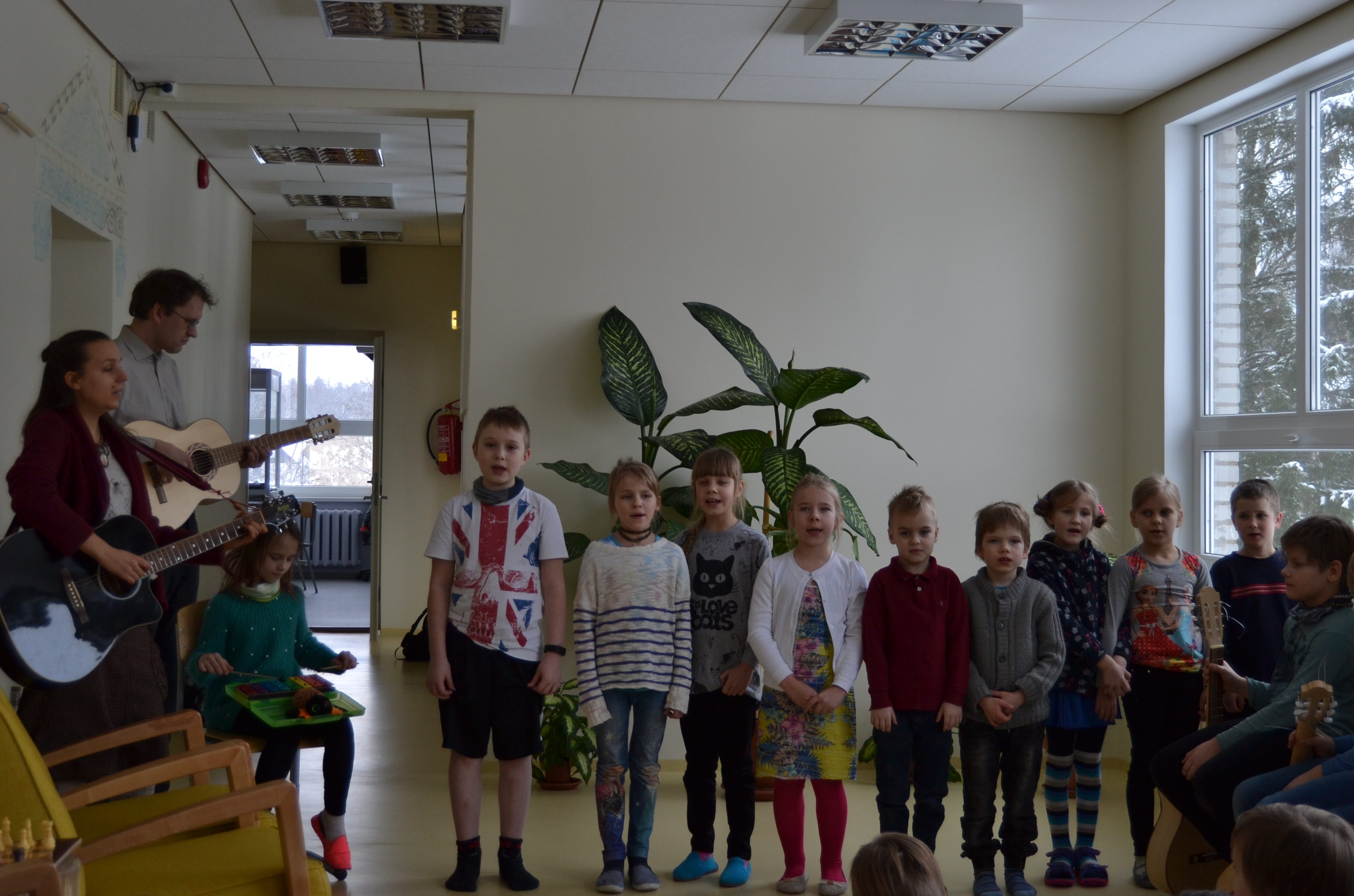 Lüllemäe Põhikooli 1. ja 2. klassi lapsed esinemas haridusminister Mailis Repsile 6.2.2018. Foto: Laura Maribel Kõivik